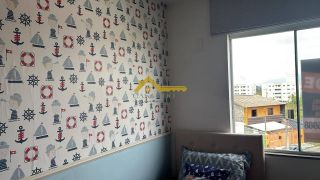 Apartamento com linda vista panorâmica e sacada com churrasqueira .