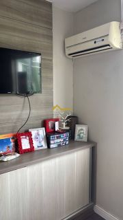Apartamento com linda vista panorâmica e sacada com churrasqueira .