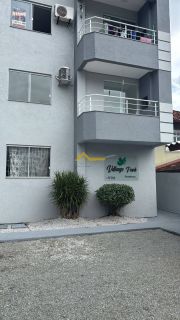 Apartamento com linda vista panorâmica e sacada com churrasqueira .