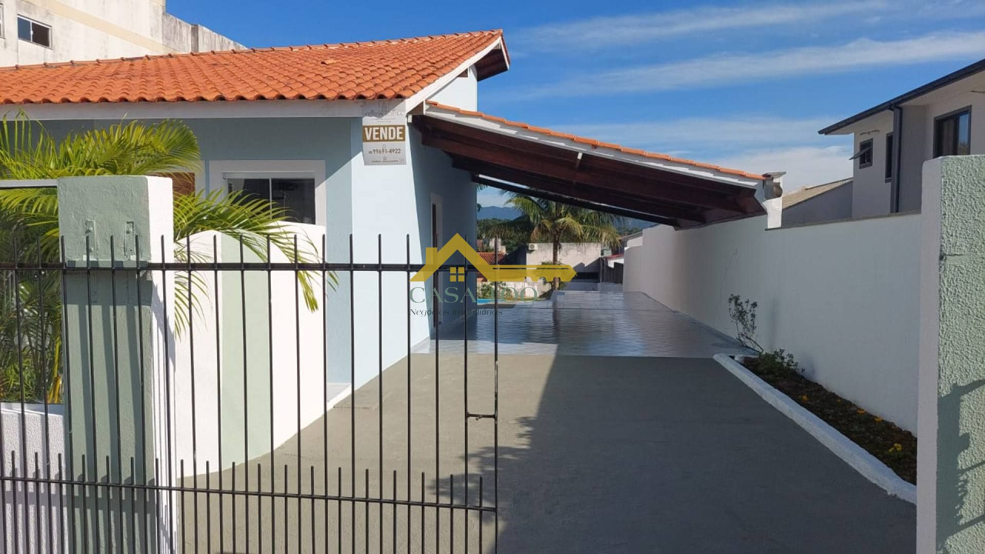 Casa com piscina e mezanino em São José.