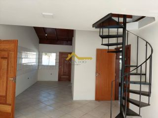 Casa com piscina e mezanino em São José.