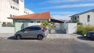 Casa com piscina e mezanino em São José.