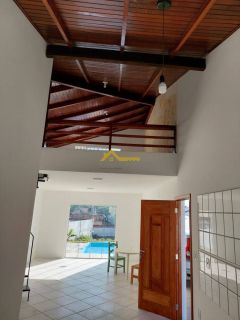 Casa com piscina e mezanino em São José.