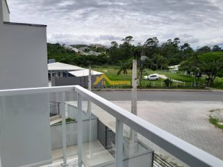 Sobrado com duas suítes em São José .