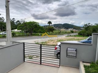 Sobrado com duas suítes em São José .