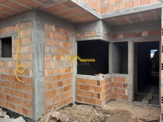 Casa em alto padrão com piscina .