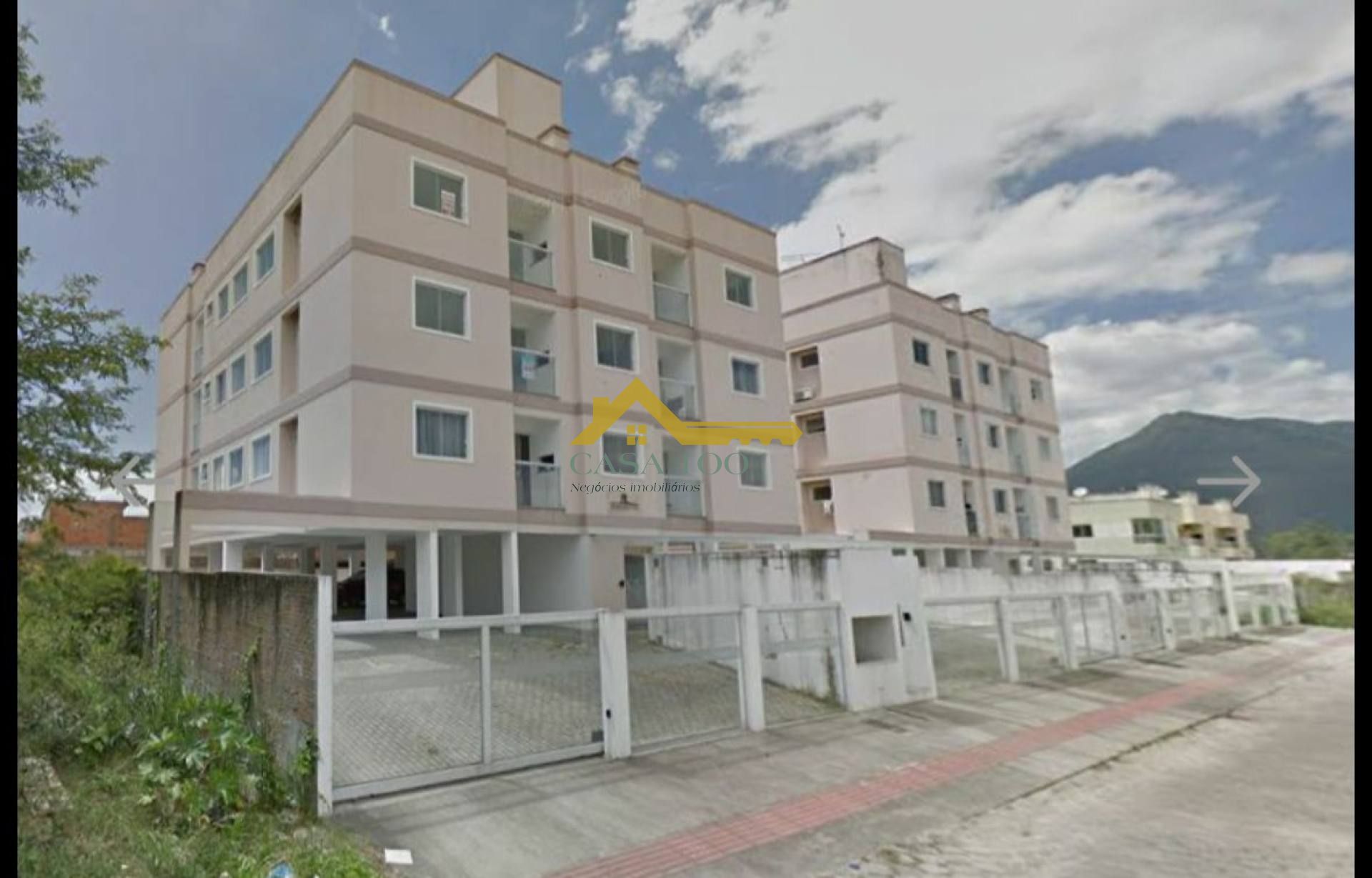 Apartamento com sacada e churrasqueira .