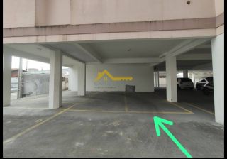 Apartamento com sacada e churrasqueira .