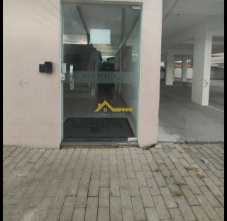 Apartamento com sacada e churrasqueira .