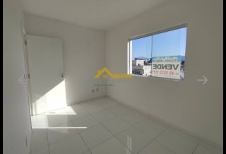 Apartamento com sacada e churrasqueira .