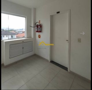 Apartamento com sacada e churrasqueira .
