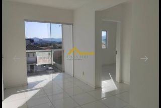 Apartamento com sacada e churrasqueira .