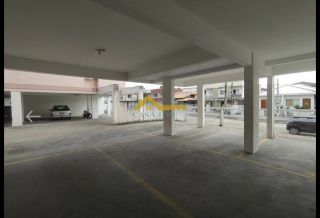 Apartamento com sacada e churrasqueira .