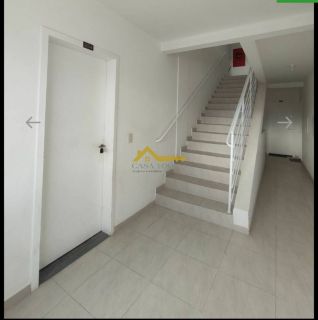 Apartamento com sacada e churrasqueira .
