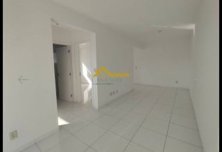 Apartamento com sacada e churrasqueira .