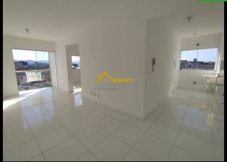 Apartamento com sacada e churrasqueira .