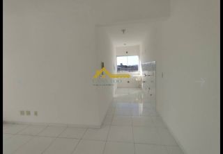 Apartamento com sacada e churrasqueira .