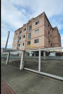 Apartamento com sacada e churrasqueira .