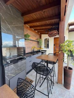 Casa germinada em fino acabamento e mobiliado .