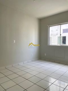 APARTAMENTO COM VARANTA  EM OFERTA .