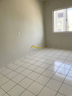 APARTAMENTO COM VARANTA  EM OFERTA .