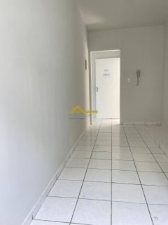 APARTAMENTO COM VARANTA  EM OFERTA .