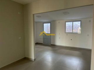 Casa reformada e com suíte .