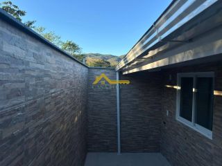 Casa reformada e com suíte .