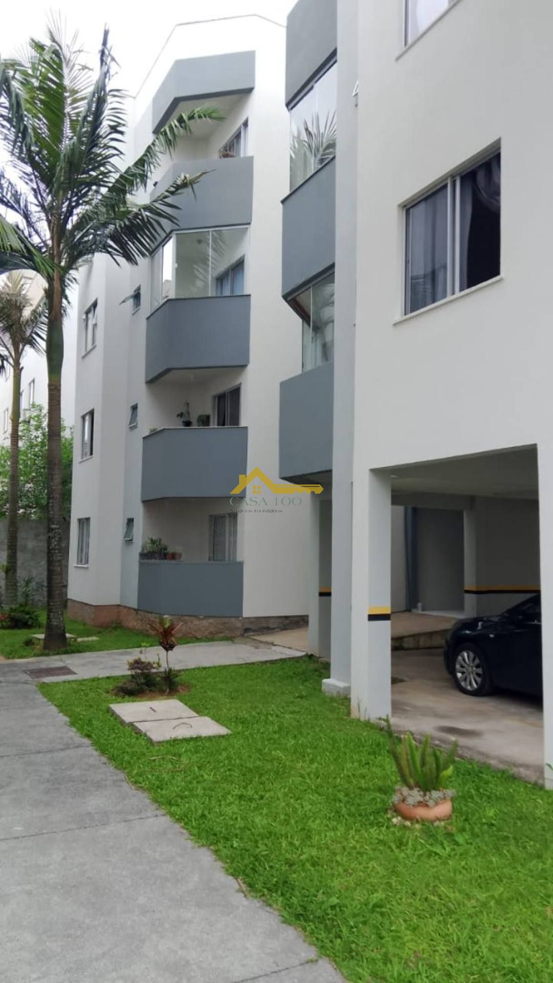 Apartamento com varanda e mobília planejada .