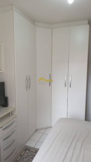 Apartamento com varanda e mobília planejada .