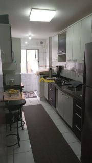 Apartamento com varanda e mobília planejada .