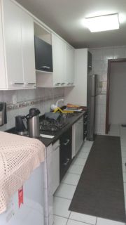 Apartamento com varanda e mobília planejada .