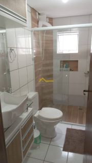 Apartamento com varanda e mobília planejada .