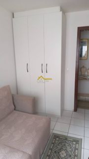 Apartamento com varanda e mobília planejada .