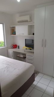 Apartamento com varanda e mobília planejada .