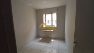 Apartamento com varanda e mobília planejada .