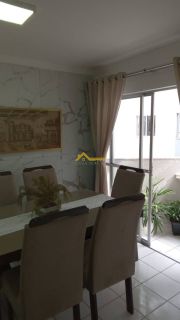 Apartamento com varanda e mobília planejada .