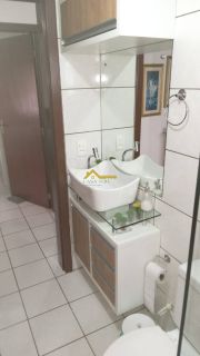 Apartamento com varanda e mobília planejada .