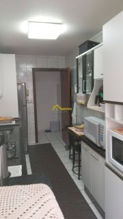 Apartamento com varanda e mobília planejada .