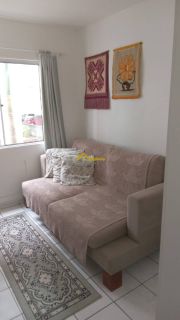 Apartamento com varanda e mobília planejada .