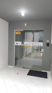 Apartamento com varanda e mobília planejada .