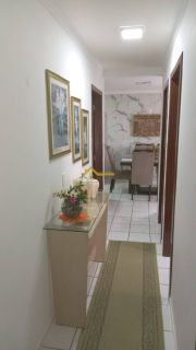 Apartamento com varanda e mobília planejada .