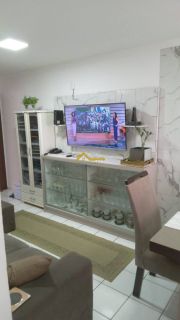 Apartamento com varanda e mobília planejada .