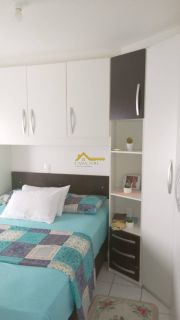 Apartamento com varanda e mobília planejada .