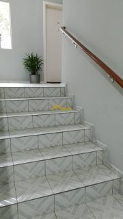 Apartamento com varanda e mobília planejada .