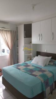 Apartamento com varanda e mobília planejada .