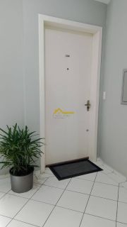 Apartamento com varanda e mobília planejada .
