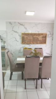 Apartamento com varanda e mobília planejada .