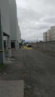 Apartamento com varanda e mobília planejada .