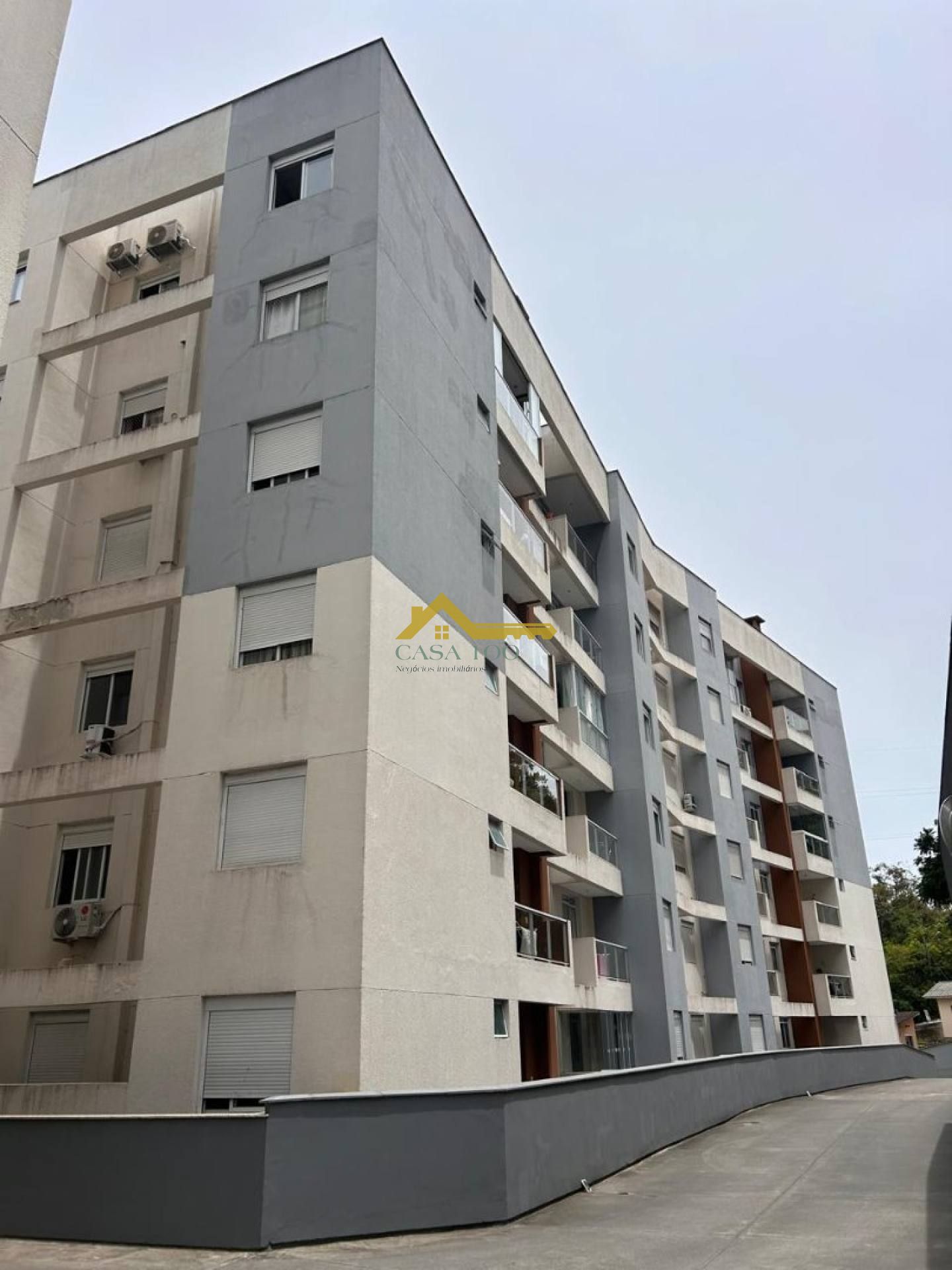 Próximo de tudo, 2 dorm. com suíte, sacada e churrasqueira e vaga de garagem coberta